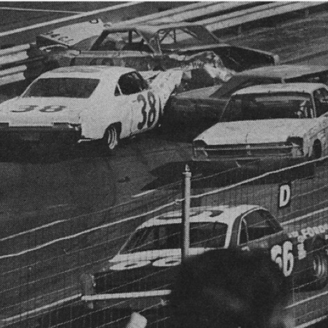 La N°. 66 de Jim se glisse entre les voiture accidentée....
Contribution Scott Blackett/Facebook